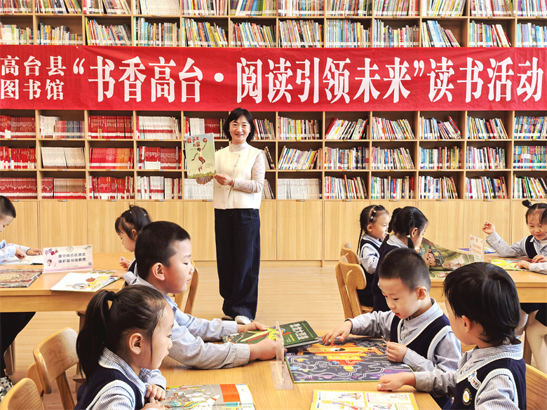 高台县第四幼儿园师生走进图书馆开展读绘本讲故事活动(图1)