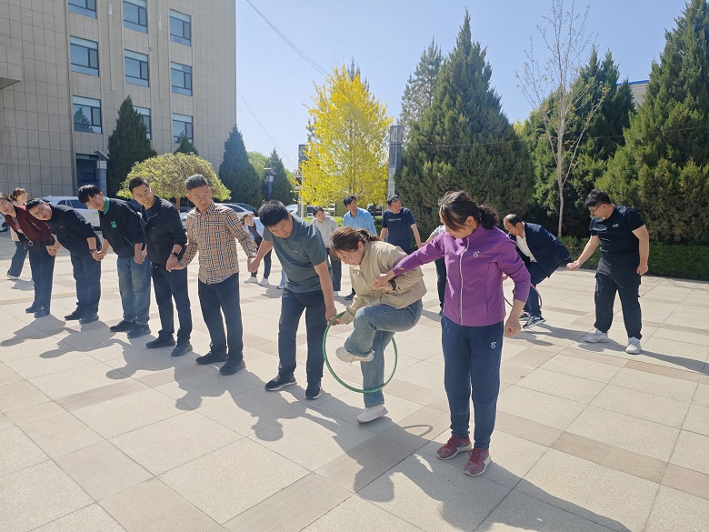 凝心聚力谋发展 趣享运动展风采——南华镇举开云游戏官网办“庆五一・迎五四”干部职工趣味运动会(图8)